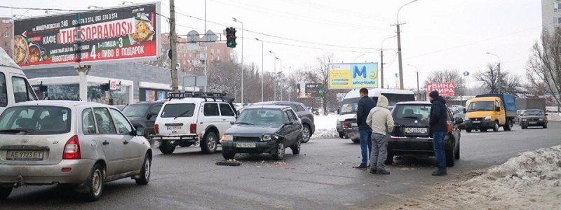 Возле «АТБ» на Космической столкнулись «Таврия» и Suzuki: ДТП остановило десятки авто