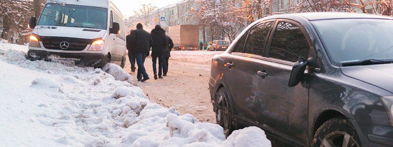 На проспекте Ивана Мазепы Mercedes влетел в сугроб