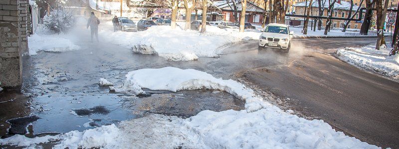 В Днепре прорвало трубу: водой залито несколько улиц