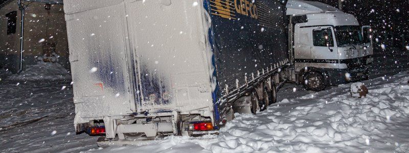 В Днепре на Щепкина фура "сложилась" и перекрыла дорогу