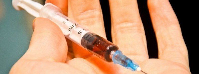 В Днепре женщина разгуливала по детской площадке со шприцем
