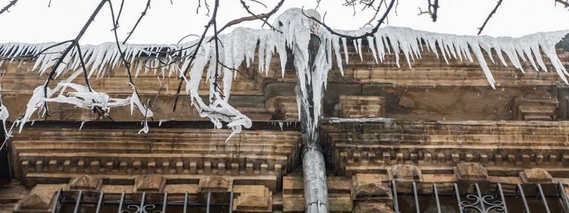 Осторожно, сосульки: как в Днепре борются с последствиями непогоды