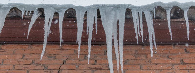 Берегитесь сосулек: полиция и спасатели обратились к жителям Днепра