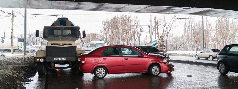 Под Кайдакским мостом автомобиль Chevrolet въехал в бетономешалку