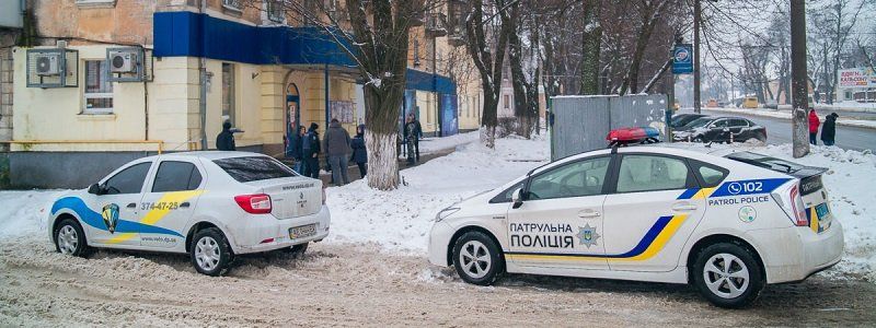 В Днепре в "АТБ" мужчина кидался с ножом на людей и резал себе вены: появилось видео задержания