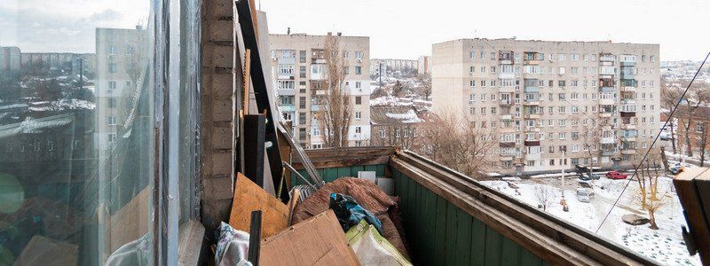 Утро началось не с кофе: в Днепре сильный ветер разрушил застекленный балкон