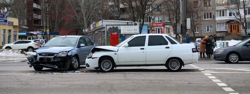 На Набережной Победы столкнулись Ford и Lada: пострадал мужчина