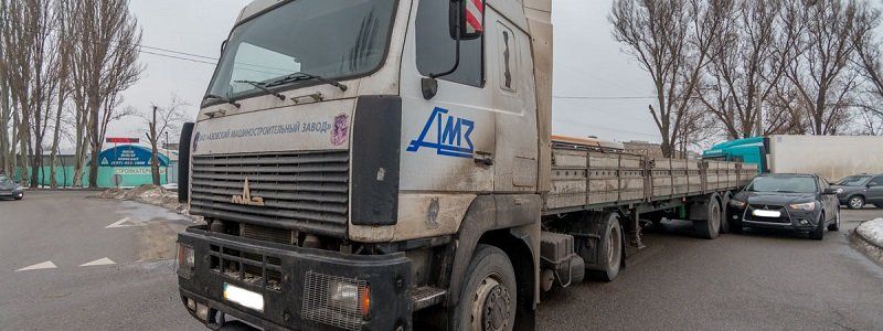 На улице Маршала Малиновского столкнулись грузовик и Mitsubishi: движение затруднено