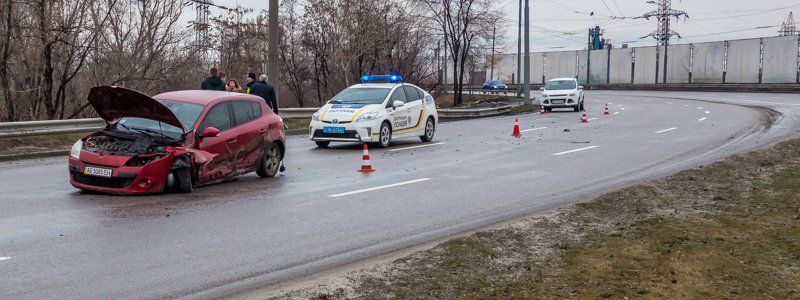 На Набережной Заводской автомобиль врезался в отбойник: в машине находился ребенок