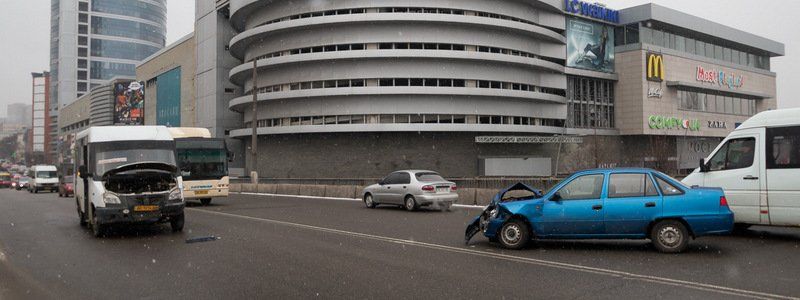 На Новом мосту столкнулись Daewoo и маршрутка: пострадала женщина