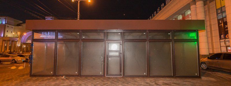 На смену барже пришел МАФ: на Вокзальной площади появился загадочный ларек