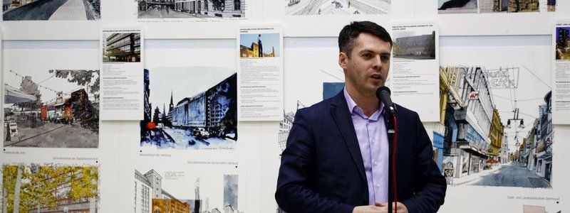 «Читать город»: в Днепре открылась выставка картин знаковых библиотек Германии