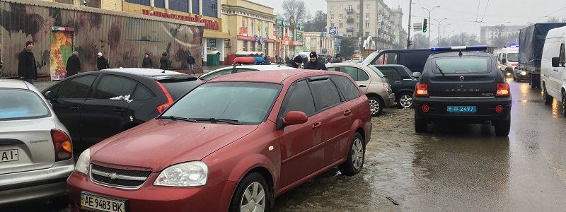 Возле «Озерки» герой парковки перекрыл выезд и отбивался от недовольных монтировкой