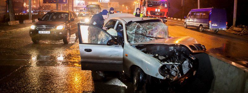 В Днепре полиция ищет свидетелей аварии на Новом мосту