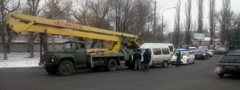 На Каруны Ford въехал в автовышку: движение затруднено