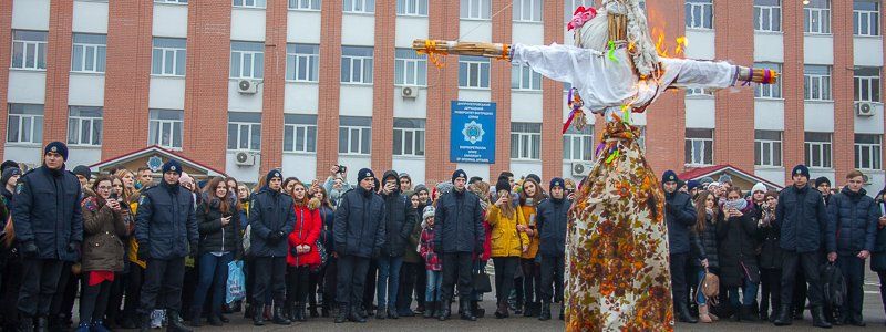 В Днепре курсанты УВД устроили сюрприз школьникам в честь Масленицы