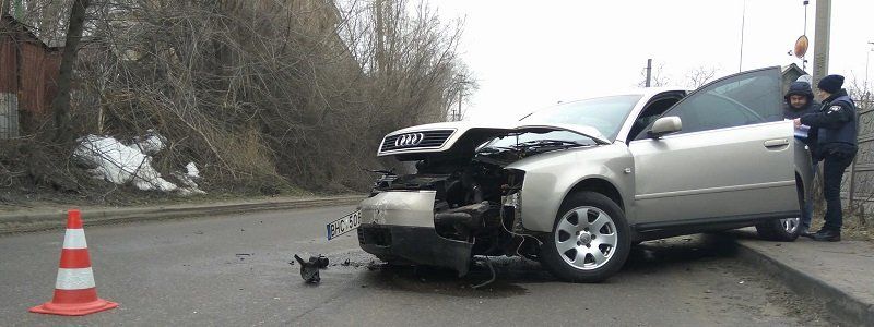 На Каруны Audi въехал в гараж: движение транспорта затруднено