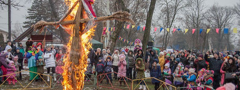 В молодежном парке «Новокодакский» дети водили хороводы вокруг горящей бабы