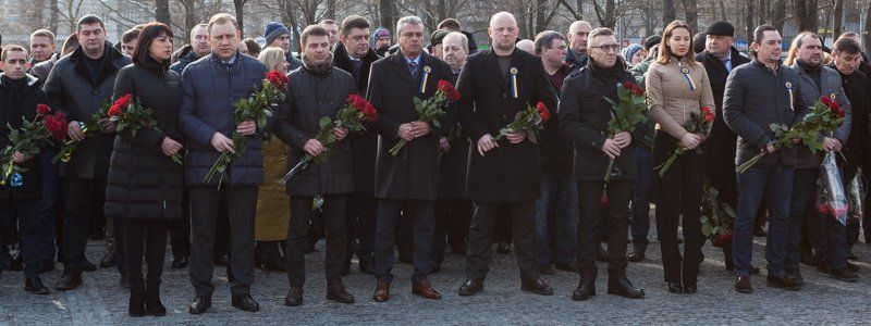 В Днепре память Героев Небесной Сотни почтили возложением цветов и фотовыставкой