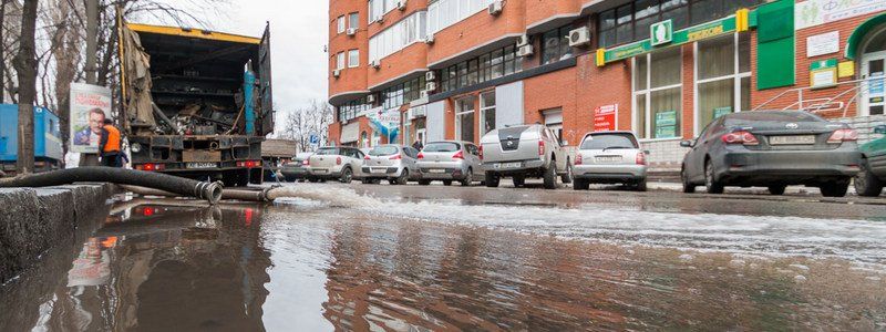 На Европейской прорвало трубу: дорогу залило водой