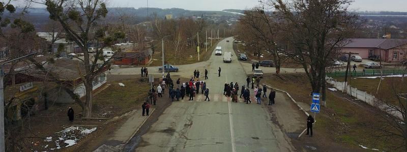 Под Днепром жители перекрыли трассу в защиту децентрализации