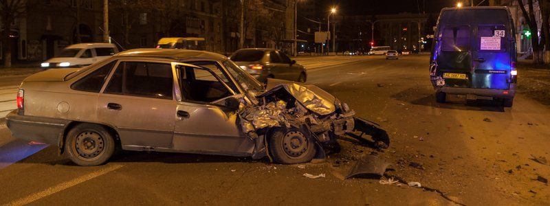На улице Рабочей Daewoo «влетел» в маршрутку: пострадал мужчина