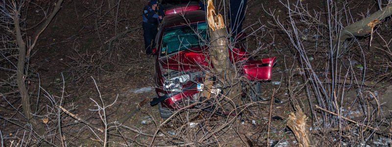 На кольце на ж/м Тополь Skoda вылетела в балку: пострадали девушка и парень