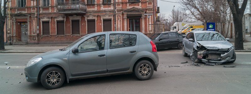 На проспекте Нигояна Renault влетел в Volkswagen: образовалась пробка