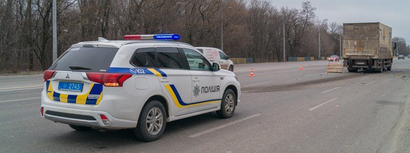 На Слобожанском проспекте фура "протаранила" Seat, который выехал на встречку