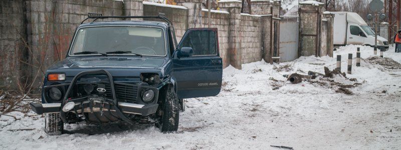 В Днепре угонщик на "Ниве" врезался в столб, пытаясь скрыться от полиции
