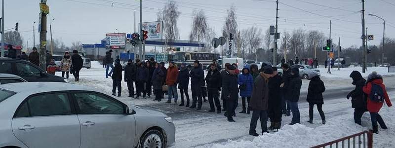 "Мы не уедем и вы не уедете": жители Днепра перекрыли Донецкое шоссе