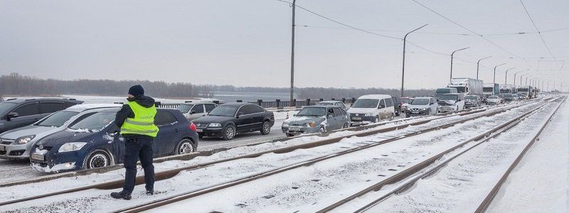 Из-за непогоды на Кайдакском мосту столкнулись 4 авто: образовалась большая пробка