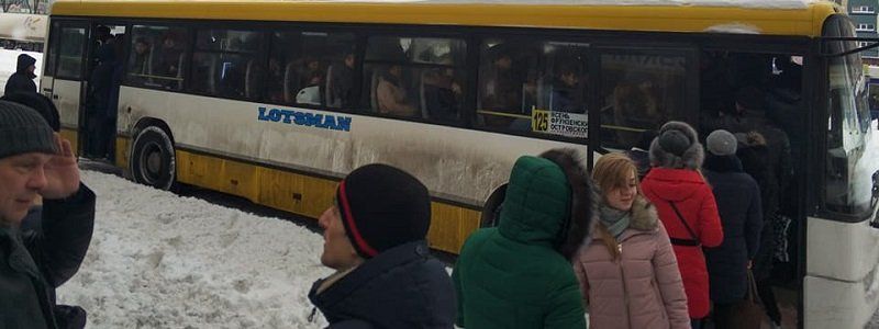 Перекрытие шоссе жителями ж/м Каменский из-за сокращения 125-го маршрута: позиция жителей и активистов