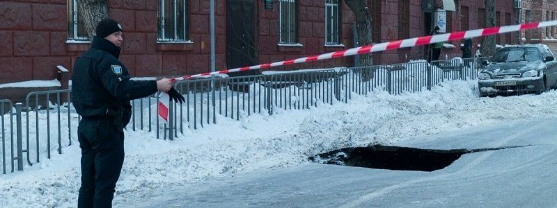 Огромная дыра на целую дорожную полосу: на Гоголя провалился асфальт