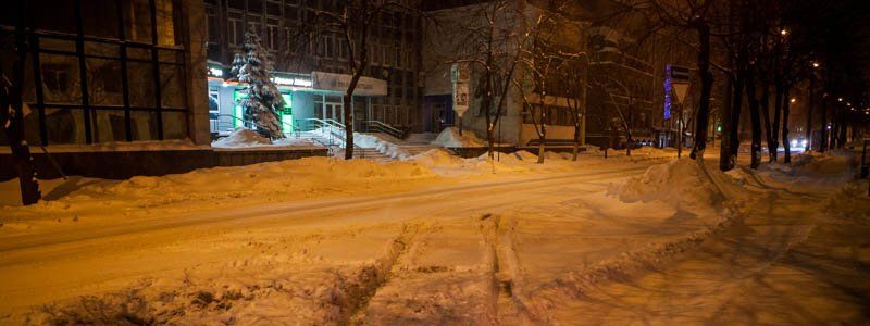В Днепре всю ночь не прекращаясь шел снег: город замело