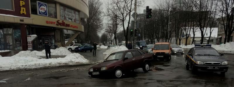 На проспекте Нигояна Lada провалилась в яму на дороге