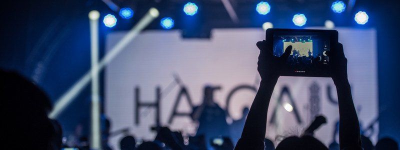 Драйвовая музыка и яркое шоу: в Днепре выступила группа «Натоліч»