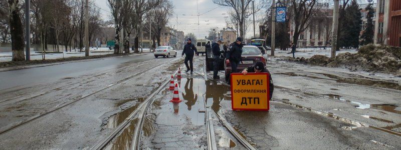 Опасная езда: на проспекте Нигояна автомобили теряют колеса из-за ям