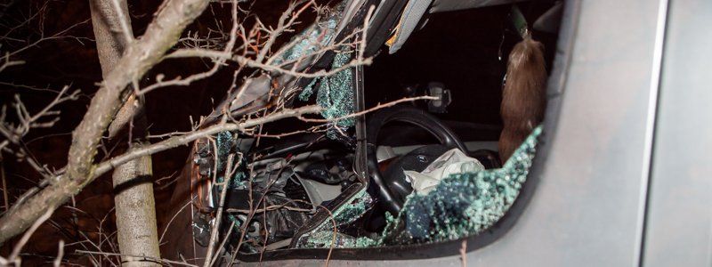 На проспекте Труда автомобиль вылетел в кювет: водитель скрылся с места аварии