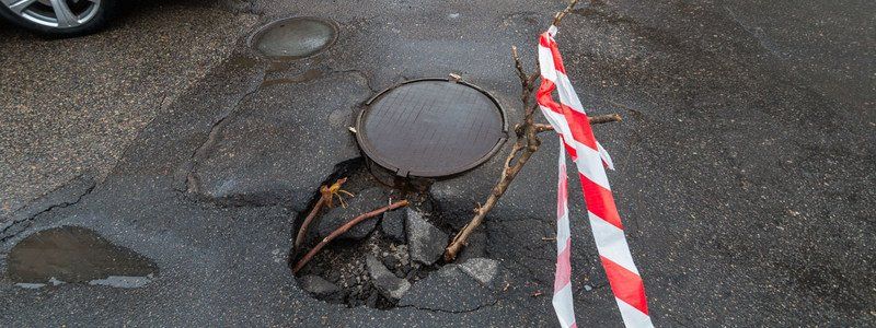 На Воскресенской образовалась глубокая яма: автомобилисты, будьте осторожны