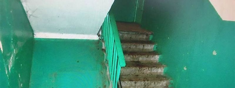 На Победе в подъезде дома мужчина напал с ножом на соседа