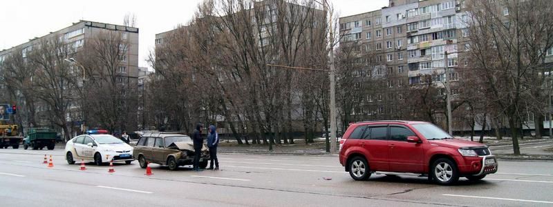 В Днепре возле ЖК "Набережный квартал" ВАЗ влетел в Suzuki