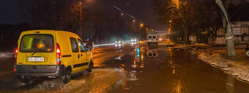 На проспекте Свободы под лужей большие ямы: проезд в сторону моста только по рельсам