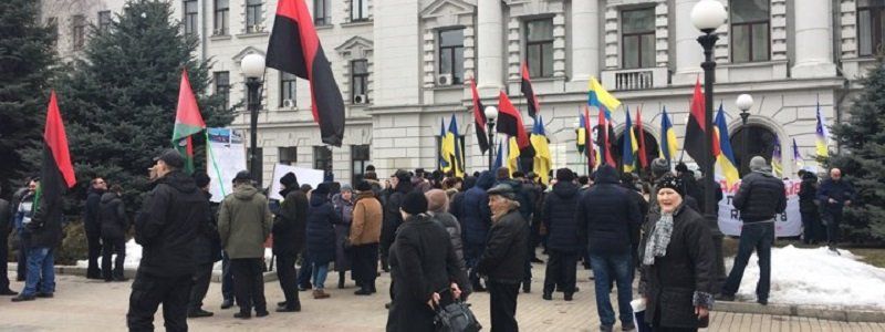 В центре Днепра десятки людей вышли на митинг с плакатами и флагами