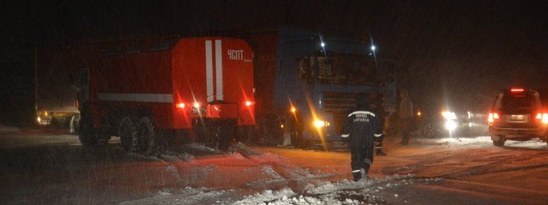 Южная объездная закрыта: спасатели и военная техника достают автомобили из сугробов