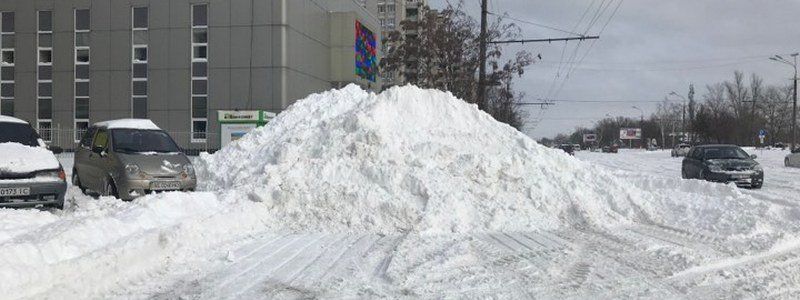 В Днепре появились снежные горы высотой более 3 метров: фотофакт