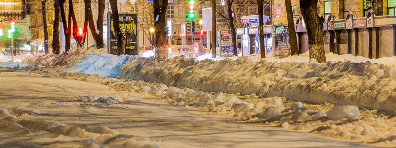 Пышные сугробы и заснеженные улицы: как выглядит вечерний Днепр