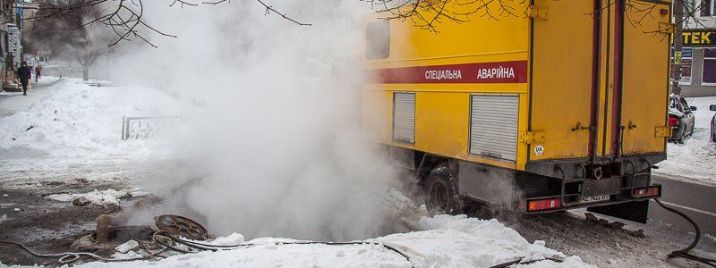 В Днепре на улице Князя Владимира Великого прорвало теплотрассу