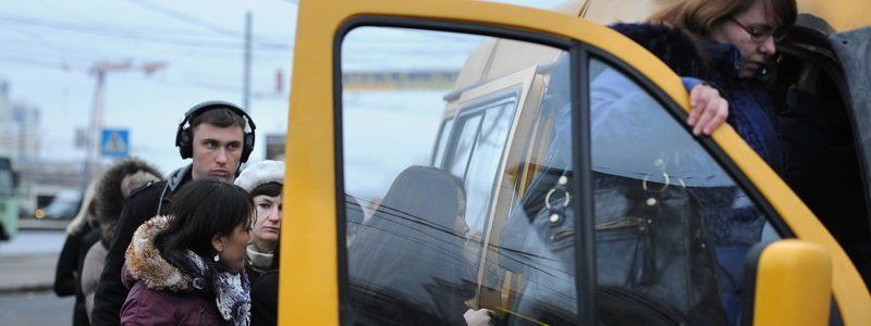 В Днепре сквозь неисправный люк маршрутки в салон падал снег