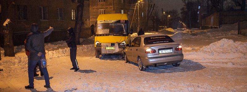 В Днепре на улице Караваева столкнулись маршрутка и Daewoo